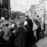 850779 Afbeelding van jhr. mr. C.J.A. de Ranitz te midden van schoolkinderen op het bordes van het Stadhuis ...